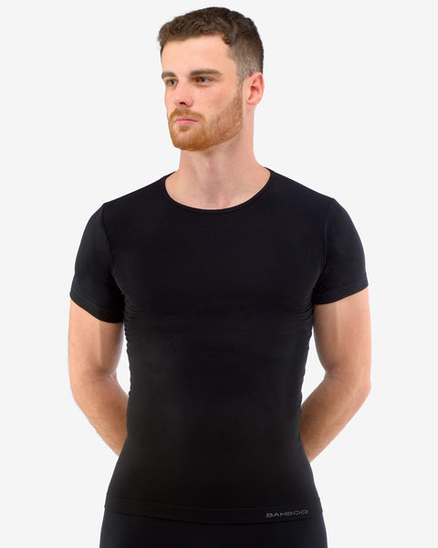 Sort sømløs bambus T-shirt med rund hals, fremstillet af bæredygtig og åndbar bambusviskose. T-shirten er temperaturregulerende, hypoallergenisk og ideel til en aktiv og miljøbevidst livsstil.