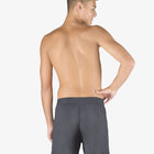Grå bambus boxershorts, fremstillet af bæredygtigt bambusviskose. Boxershortsene er åndbare, hypoallergeniske, temperaturregulerende og ideelle til en aktiv livsstil