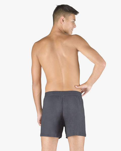 Grå bambus boxershorts, fremstillet af bæredygtigt bambusviskose. Boxershortsene er åndbare, hypoallergeniske, temperaturregulerende og ideelle til en aktiv livsstil