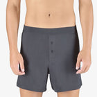 Grå bambus boxershorts, fremstillet af bæredygtigt bambusviskose. Boxershortsene er åndbare, hypoallergeniske, temperaturregulerende og ideelle til en aktiv livsstil