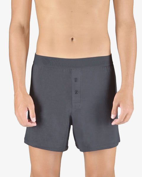 Grå bambus boxershorts, fremstillet af bæredygtigt bambusviskose. Boxershortsene er åndbare, hypoallergeniske, temperaturregulerende og ideelle til en aktiv livsstil