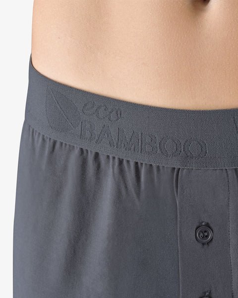 Grå bambus boxershorts, fremstillet af bæredygtigt bambusviskose. Boxershortsene er åndbare, hypoallergeniske, temperaturregulerende og ideelle til en aktiv livsstil