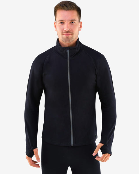 Mand iført sort bambus sweatshirt med høj krave og lynlås, fremstillet af bæredygtigt og åndbart bambusviskose. Sweatshirten er temperaturregulerende, hypoallergenisk og ideel til en aktiv livsstil